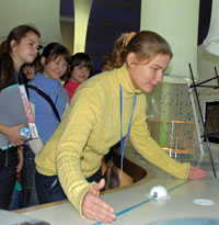 Mesure du mètre à la Cité des Sciences. de Paris.