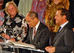 Signature de la charte par le Directeur Général de l'UNESCO et le Président de L'Oréal.