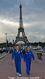Astronautes devant la Tour Eiffel.