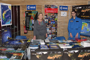 Stand de l'Agence Spatiale Européenne lors du Festival Remue Méninges 2009.