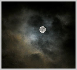 Lune dans les nuages