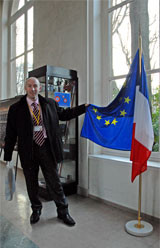 Oleksandr avec les drapeux français et européens.