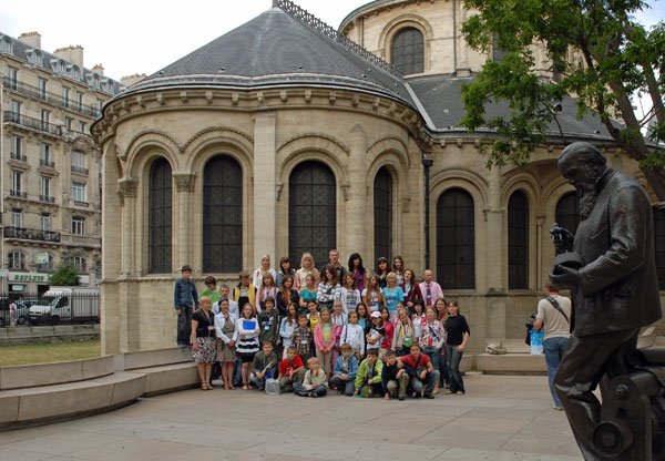 Groupe de scolaires ukrainiens devant la chapelle du Musée des Arts et Métiers de Paris.