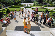 Dans le jardin de l'Assemblée Nationale.