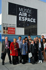 Groupe d'étudiants ukrainiens au Musée de l'Air et de l'Espace.