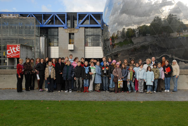 Groupe devant la Cité des Sciences et de l'Industrie, à Paris