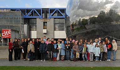 Groupe, devant la Cité des sciences et de l'Industrie.