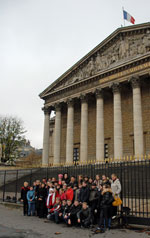 Groupe devant l'Assemblée Nationale.