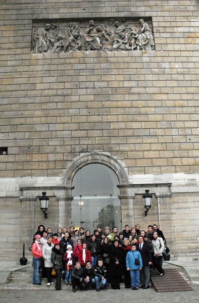 Groupe de scolaires Ukrainiens devant l'Assemblée Nationale à Paris.