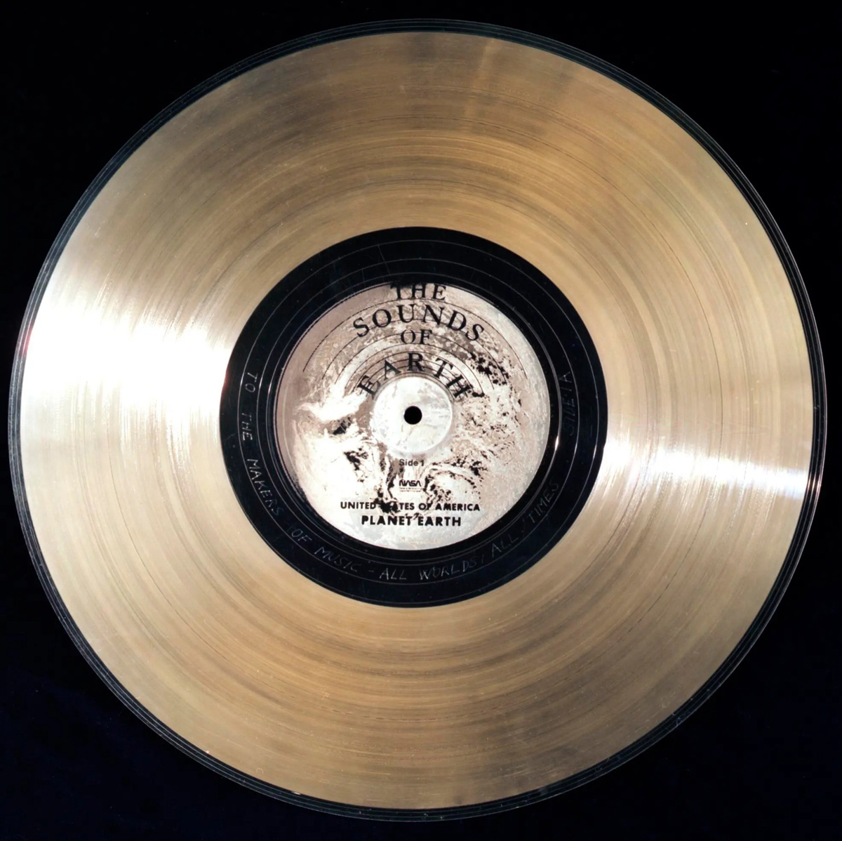 voyager-gold-record-display-10-5-1977-30214218763-o_p.jpg, mai 2025